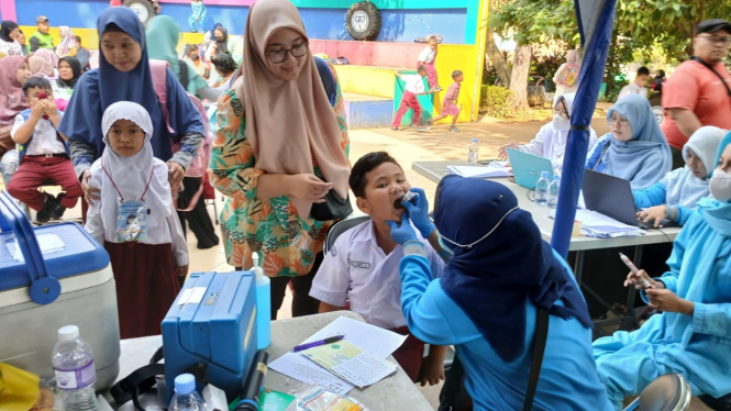 Pemberian vaksin polio pada anak di Tangerang