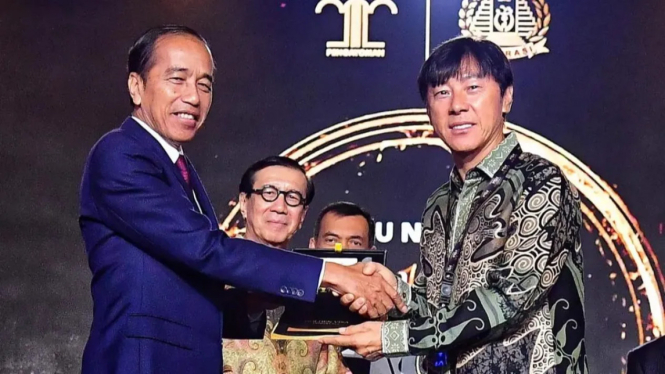 Presiden Jokowi Serahkan Golden Visa ke Shin Tae Yong