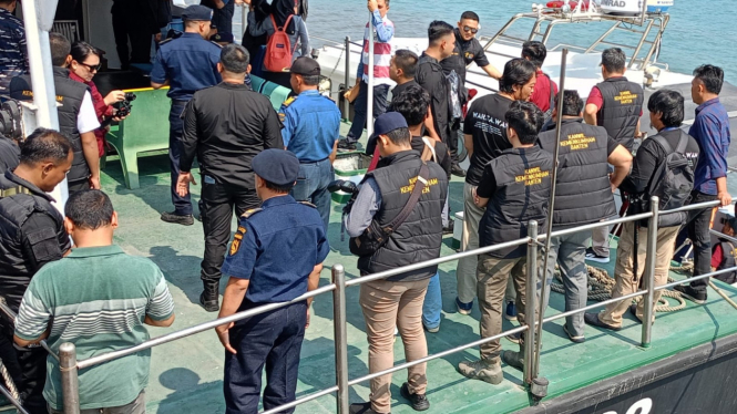 Suasana diatas kapal patroli sebelum pemeriksaan.