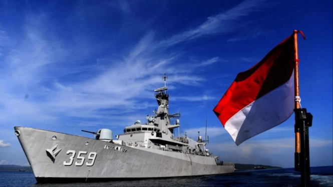 Kapal Perang TNI AL dan Bendera Merah Putih