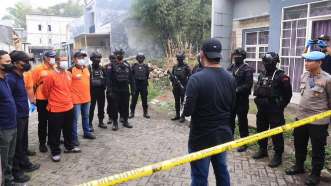 Polisi Jawa Timur Dan Densus 88 Berjaga di Sekitar Lokasi.