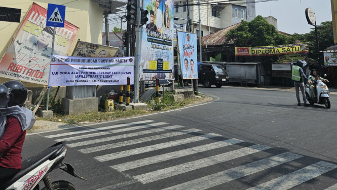 Uji coba lampu lalulintas di Kota Serang