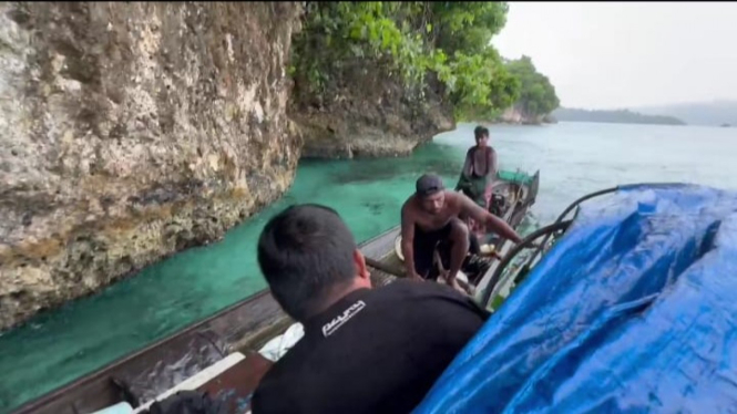 Pengamanan pelaku bom ikan oleh KKP