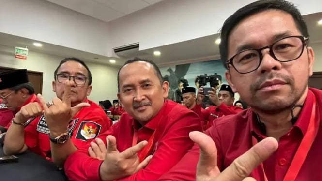 Ade Sumardi (tengah), Cawagub Banten 2024 dari PDI Perjuangan