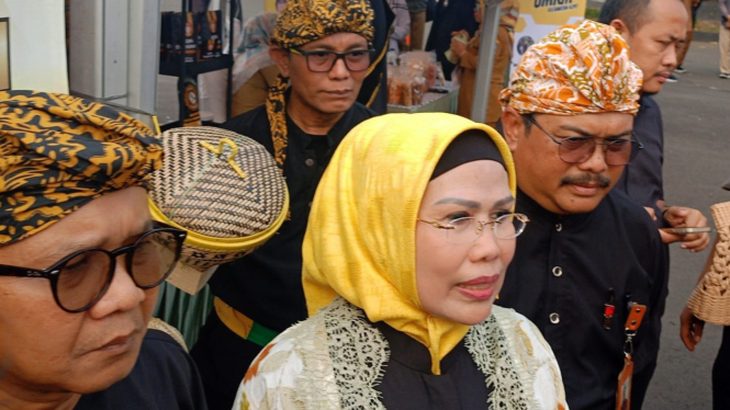 Ratu Tatu Chasanah (tengah), Ketua Golkar Banten.