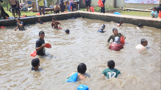 Para wartawan di Provinsi Banten ikuti lomba menangkap ikan