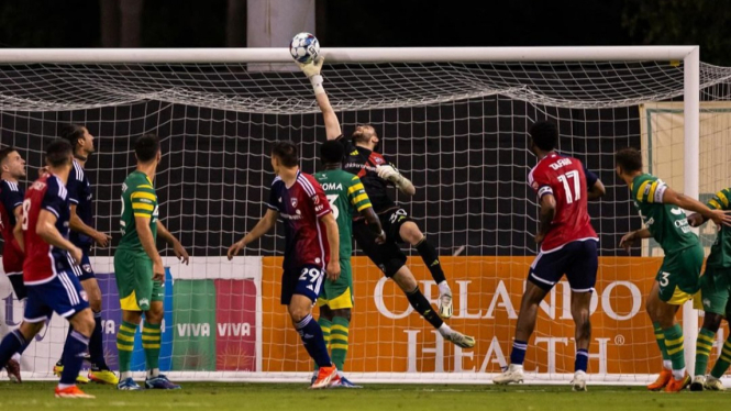 Aksi Maarten Paes dibawah Mistar Gawang FC Dallas.