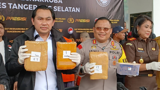 Jajaran Polres Tangsel saat tunjukan kue kukis ganja