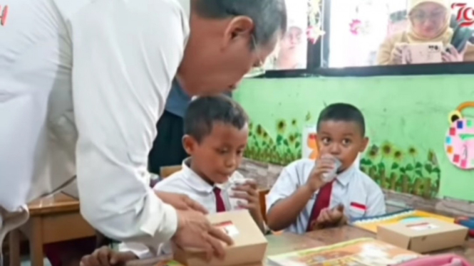 Siswa SD Bawa Pulang Makan Gizi Gratis untuk Neneknya yang Sakit.