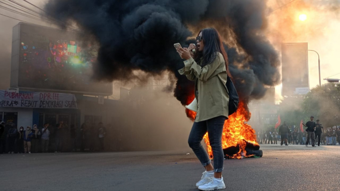 Demonstrasi Mahasiswa Bakar Ban dan Blokir Jalan di Kota Serang.