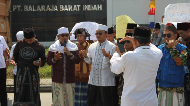 Santri dan Ulama Doa Bersama di Pabrik Miras.