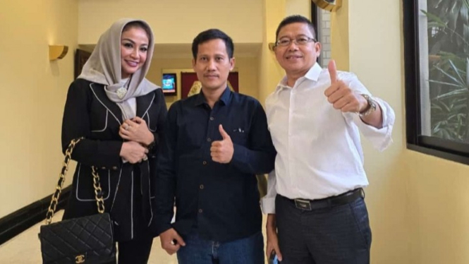 Dede dan Virnie Ismail saat berfoto dengan pengurus NasDem