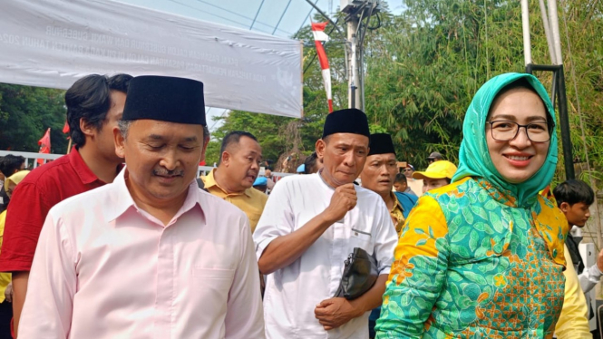 Airin Rachmi Diany dan Ade Sumardi di KPU Banten.