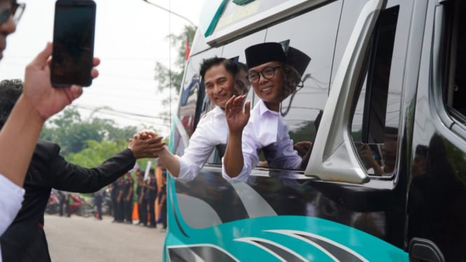 Andra Soni dan Dimyati naik mobil elf daftar ke KPU Banten