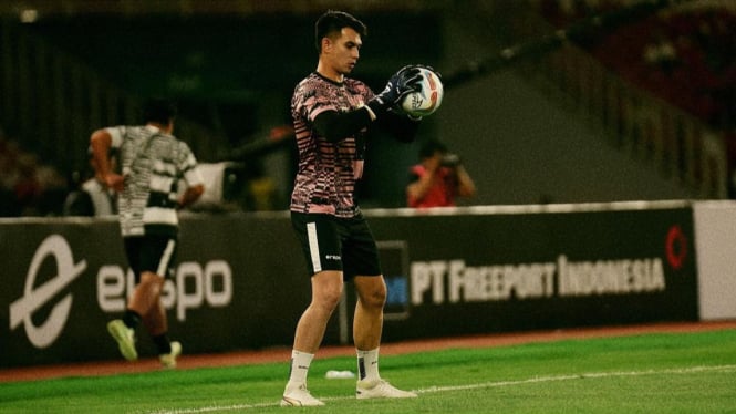 Kiper Timnas Indonesia, Nadeo Argawinata, Sedang Latihan.