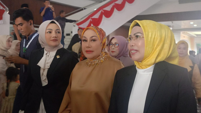 Ratu Atut Chosiyah (Baju Cokelat) bersama Ratu Tatu Chasanah.