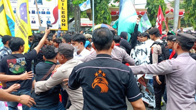 Mahasiswa dan Polisi Saling Berhadapan di DPRD Cilegon.