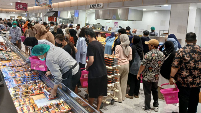 Antrean pengunjung di area makanan Jepang