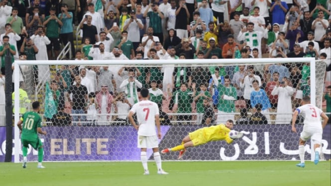 Kiper Timnas Indonesia, Maarten Paes, Gagalkan Pinalti Arab Saudi.