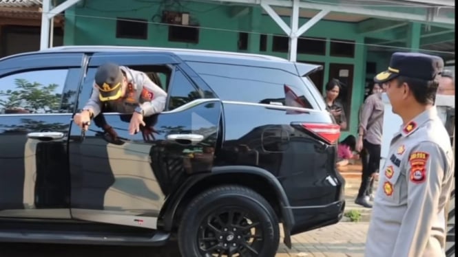 Kapolres Serang, AKBP Condro Sasongko Keluar Mobil Lewat Jendela.