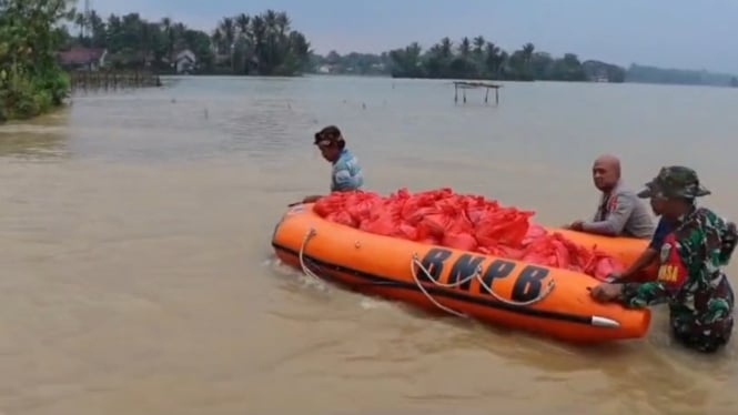 Kapolres Serang, TNI hingga BPBD, membantu korban banjir.