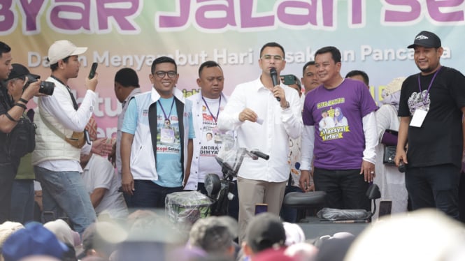 Raffi Ahmad dampingi Andra Soni saat acara di Tangerang