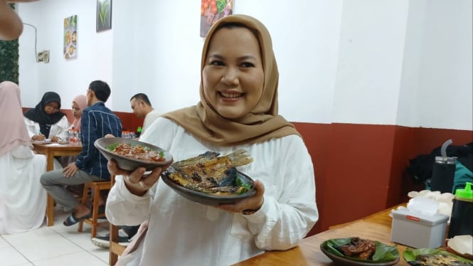 Dede Ulfa, pemilik Dulang Makan menunjukkan menu andalan