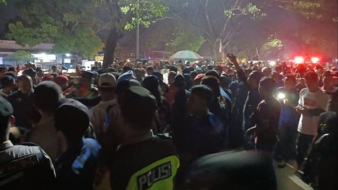 Simpatisan memenuhi area KPU Kabupaten Tangerang