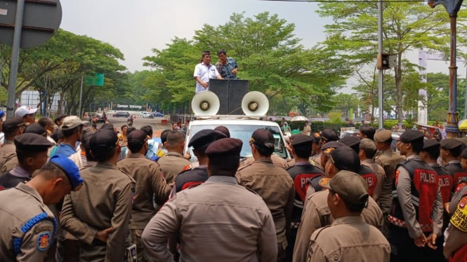 Aksi unras sopir angkot di DPRD Tangerang