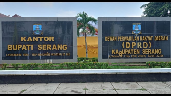 Kantor DPRD dan Bupati Serang.