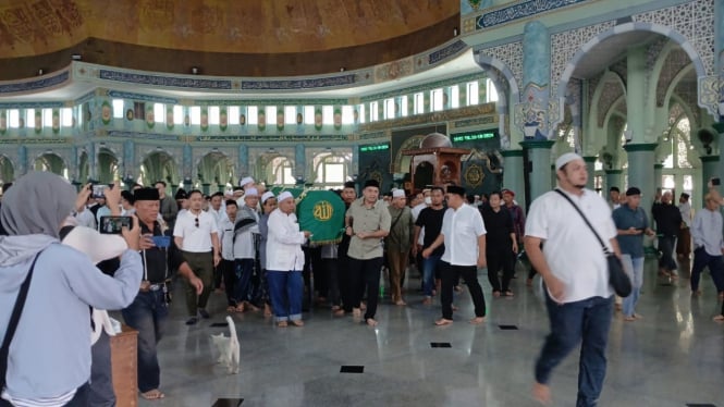 Jenazah Ismet Iskandar akan dibawa menuju pemakaman