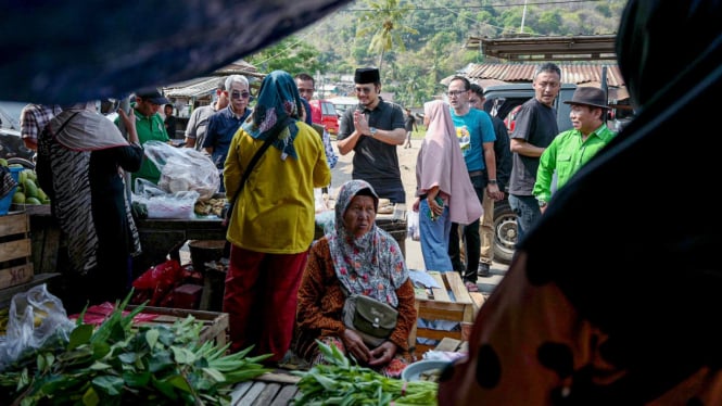 Fajar Hadi Prabowo Menyapa Pedagang Pasar Baru Merak.