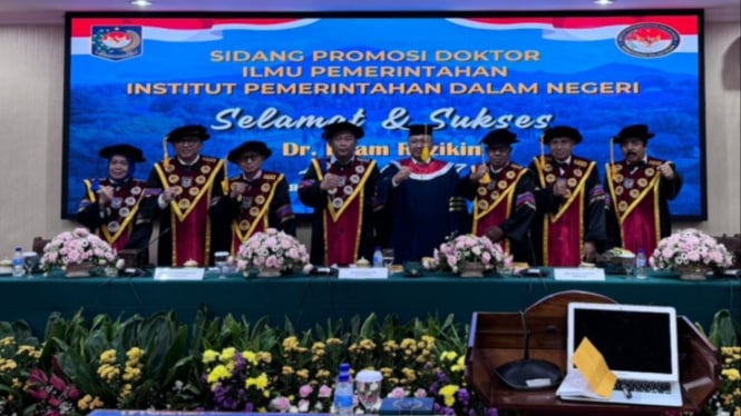 Sidang Program Doktoral Rozikin di IPDN.