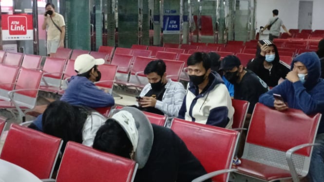 Wni yang terlibat perusahaan judi online tiba di bandara soetta