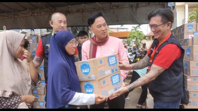 Pembagian sembako gratis oleh pengurus vihara CPD