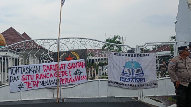 Pagar Utama Kantor Bupati Serang di Gembok Mahasiswa.