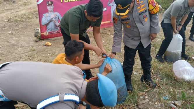 Polres Serang Tebar Benih Ikan.