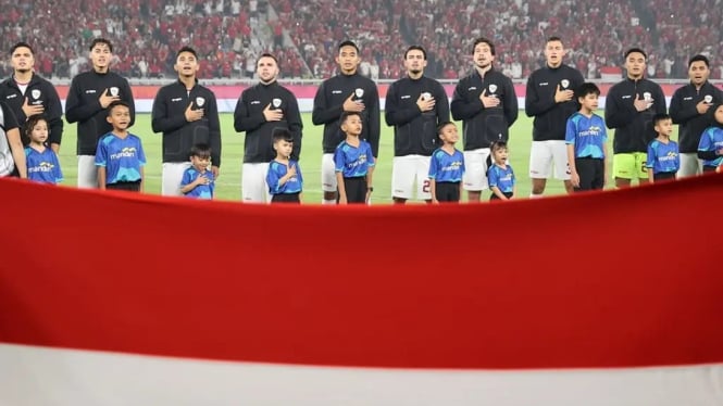 Pemain Timnas Indonesia dan Bendera Merah Putih.