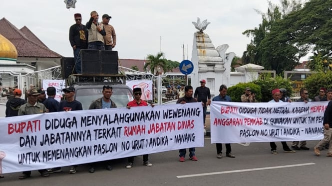 Demonstrasi di Depan Kantor Bupati Serang.