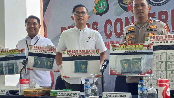 Kasat Reskrim Polresta Bandara Soetta Kompol Reza Fahlevi (tengah)