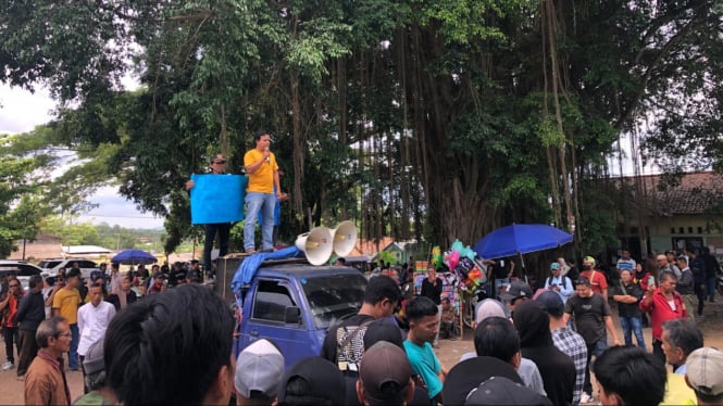 Kantor Camat Petir di Demo Warga.