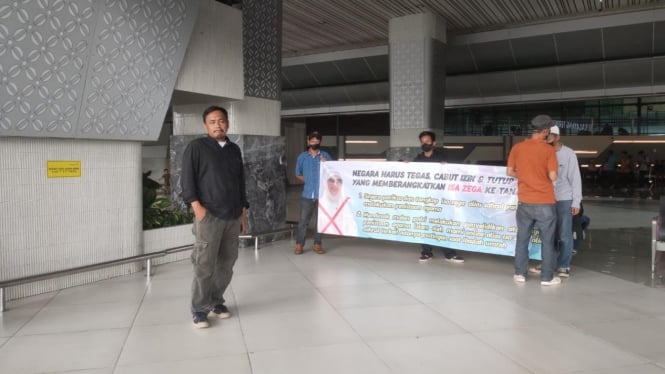 Aktivis bentangkan spanduk tolak Isa Zega di Bandara Soetta