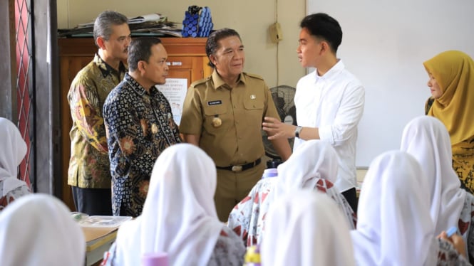 Wapres Gibran Rakabuming Raka saat tinjau MBG di Tangerang