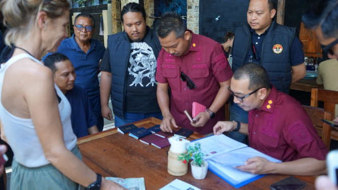 Pemeriksaan Dokumen WNA di Indonesia.