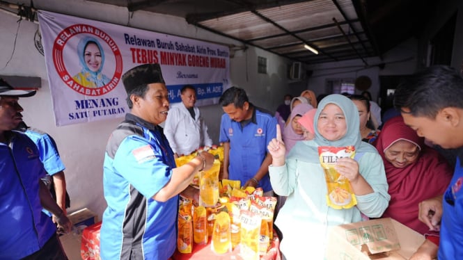 Suasana Tebus Murah Relawan Buruh untuk Airin.