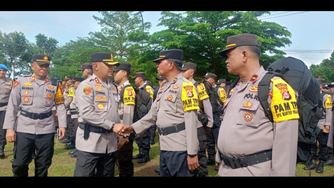 Kapolres Serang, AKBP Condro Sasongko, Menyalami Personelnya.