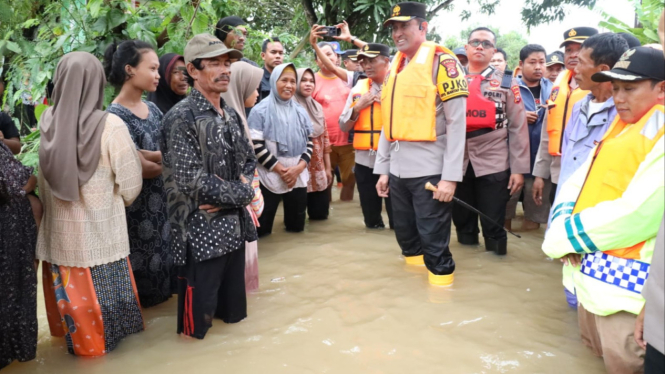 Kapolda Banten, Irjen Pol Suyudi, Sapa Korban Banjir di Pandeglang