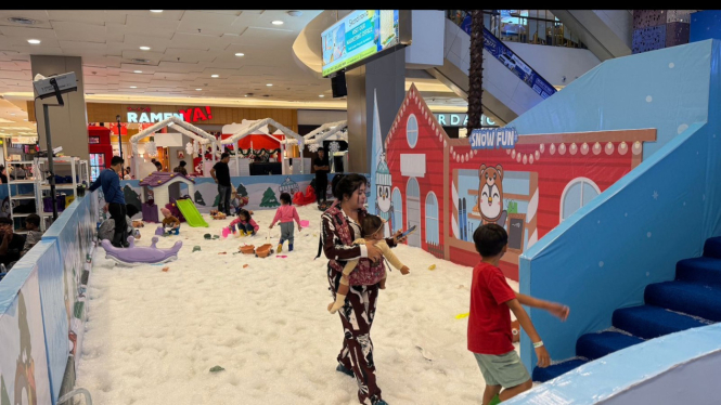 Anak dan orang tua bermain di snowland Tangcity Mall