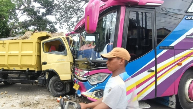 Tabrakan Bus dengan Truk Pasir di Kota Serang, Banten.