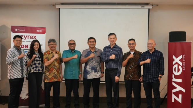 Foto bersama dalam kolaborasi pengemnangan teknologi merah putih